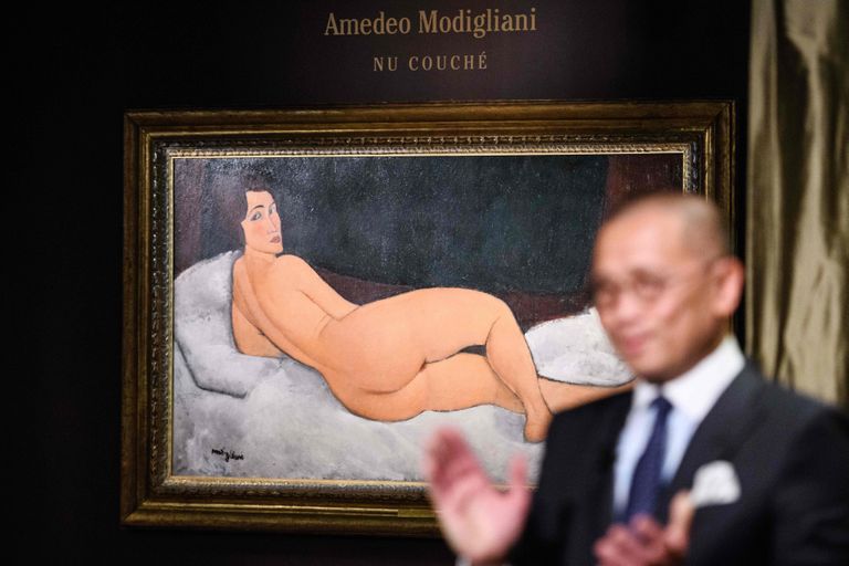 Sotheby's oksjonimaja kunstiekspert Kevin Ching koos Amedeo Modigliani aktimaaliga «Nu couché»