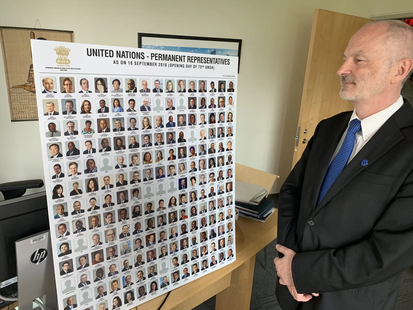 Suursaadik Sven Jürgenson vaatab oma kolleegide fotosid ÜRO-s.