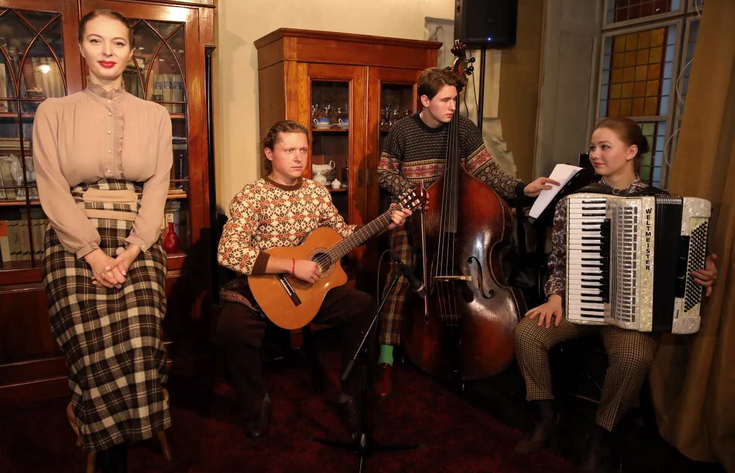Rīgas Krievu teātra direktore un aktrise Dana Bjorka (no kreisās) un mūziķi - Nikolajs Gruničevs (ģitāra), Ņikita Osipovs (kontrabass) un Anna Marija Ivana (akordeons) piedalās jaunā spēles laukuma "Kvarķirņiks" atklāšanas pasākumā ar izrādes "Lūk, istaba šī…" fragmentu Mihaila Čehova Rīgas Krievu teātrī.