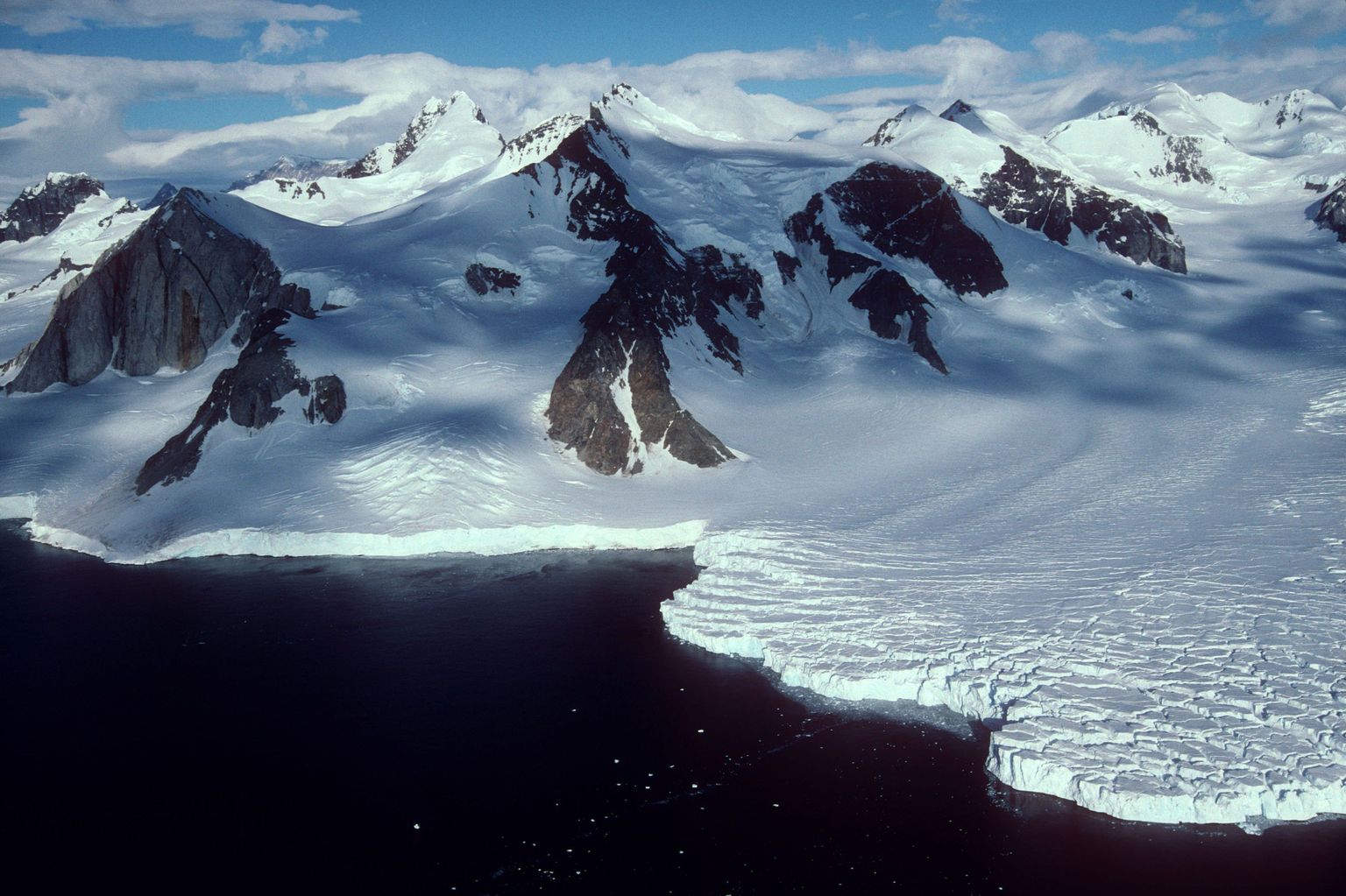 Veetaseme kiire tõusu peamiseks põhjuseks on Gröönimaa ja Antarktika liustike sulamine.