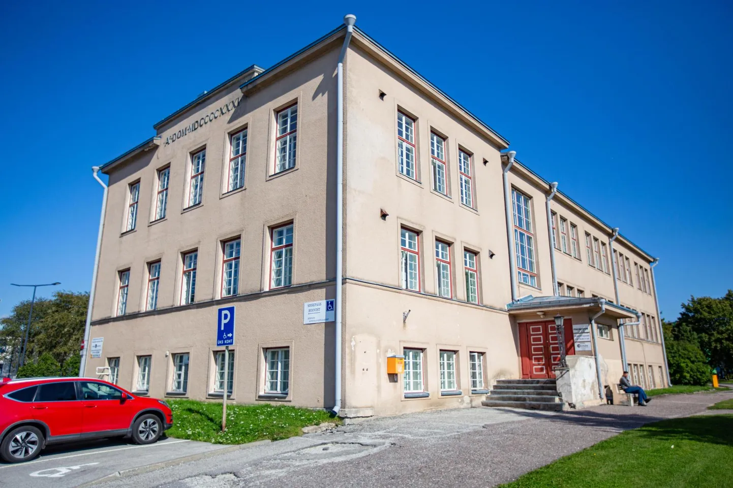 Koroonaviiruse proovi andjaid instrueeritakse, et nad kannaksid näomaske ja siseneksid polikliinikusse punase ukse kaudu.