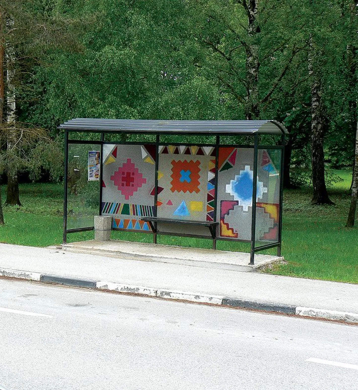 Kindakirjaliseks värvitud Puhja bussipaviljon.
