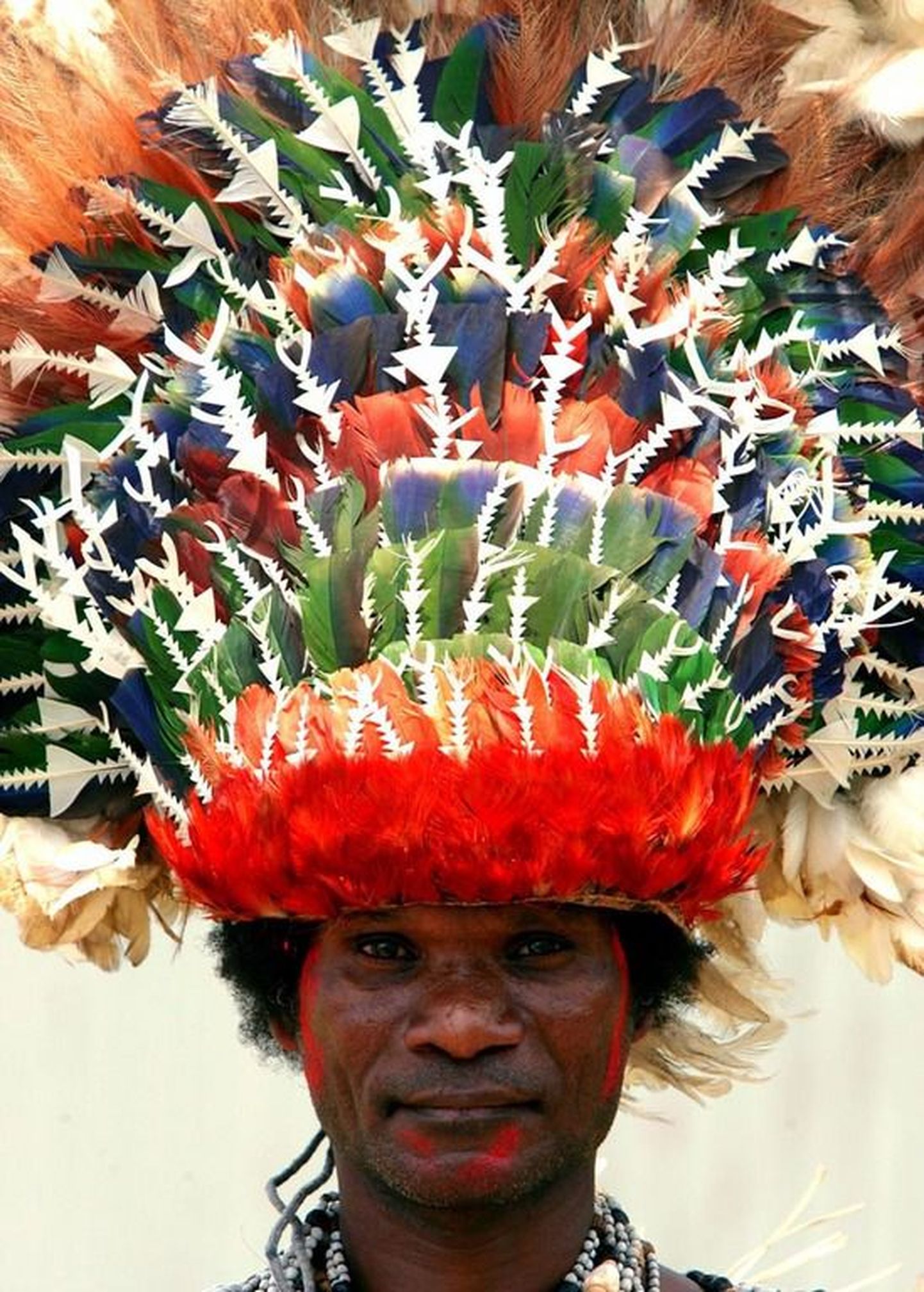 Sulgedega ehitud Papua Uus-Guinea tantsija.