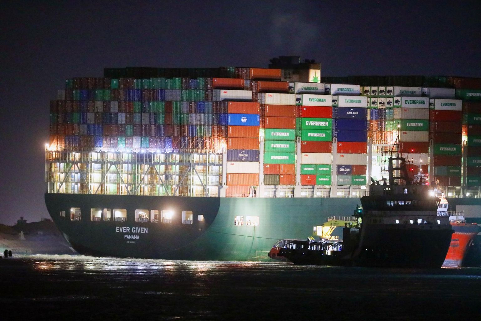 Teisipäeval Suessi kanalis madalale sõitnud konteinerilaeva tõttu on maailma üks tähtsamaid kaubavahetuskoridore läbimatu.