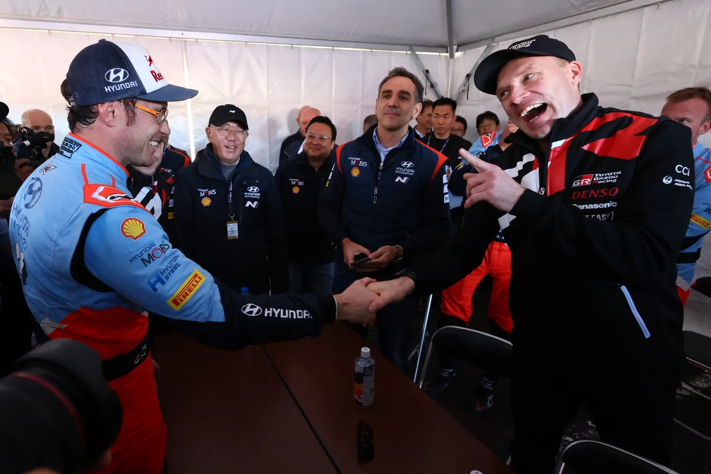 Vasakult: Thierry Neuville, Cyril Abiteboul ja Jari-Matti Latvala.