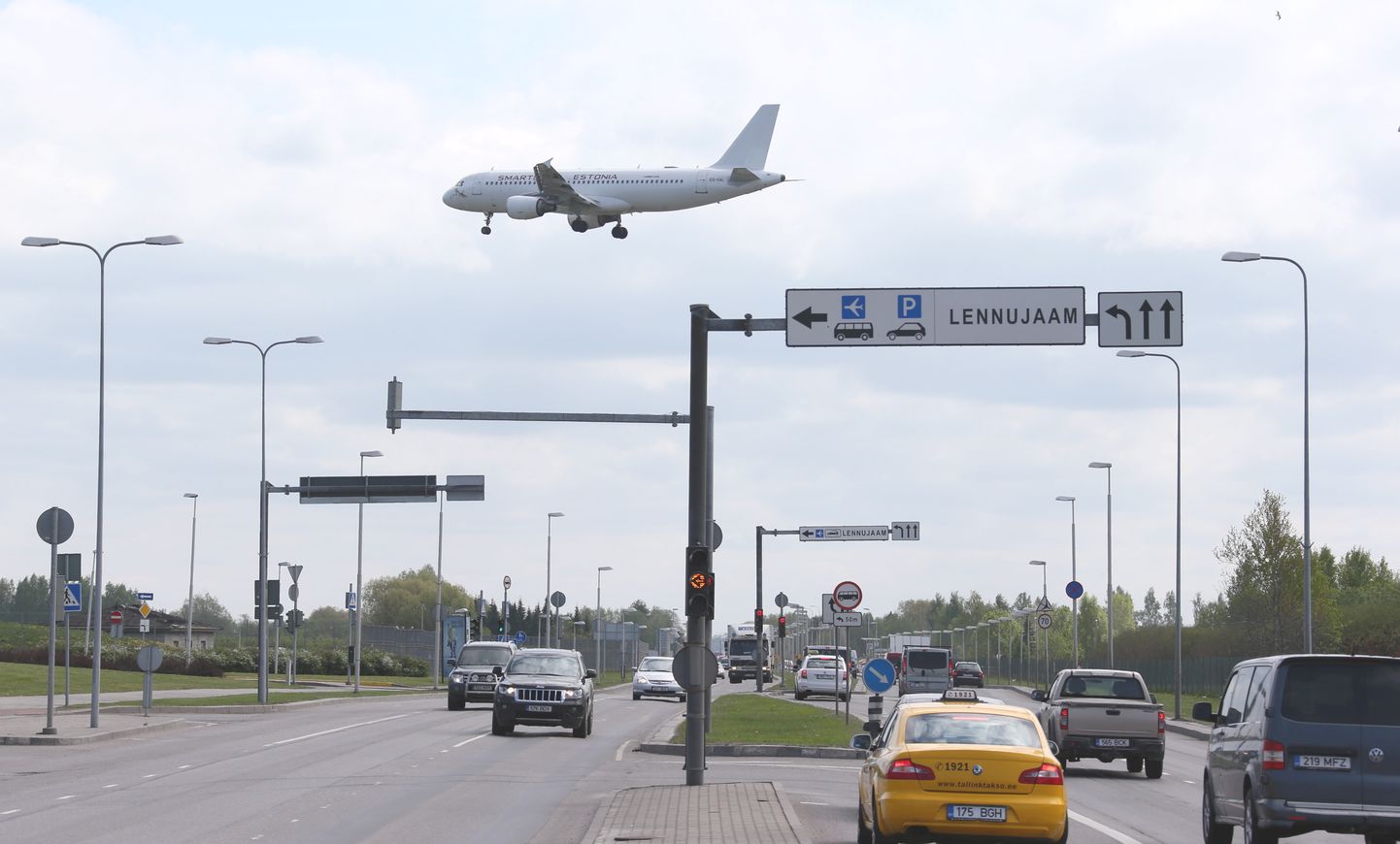 Lennuliiklus üle Tartu maantee. Pildil Smartlynx Estonia lennuk maandumas.