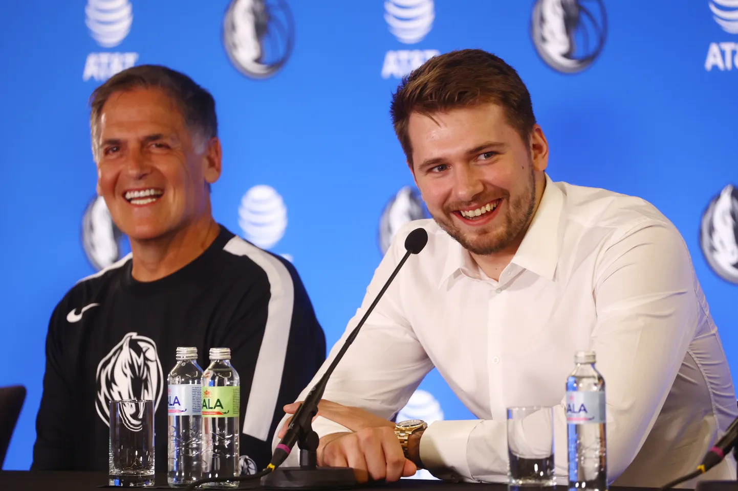 Luka Doncic (paremal) ja Mark Cuban 2021. aastal Ljubljanas antud pressikonverentsil, kus teatati lepingupikendusest.