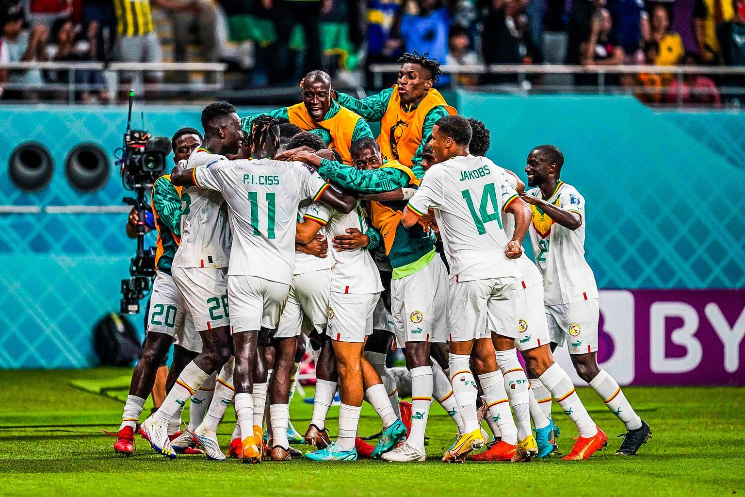 Senegali mängijad alagrupist edasipääsu tähistamas.