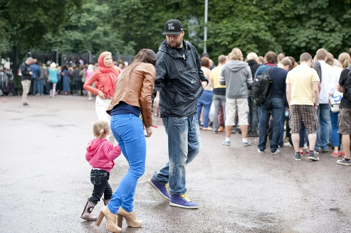 Red Hot Chili Peppers tõi kokku karvased ja sulelised, staarid ja staarikesed. Fotol Henry Kõrvits kallima Maris Uusnaga.