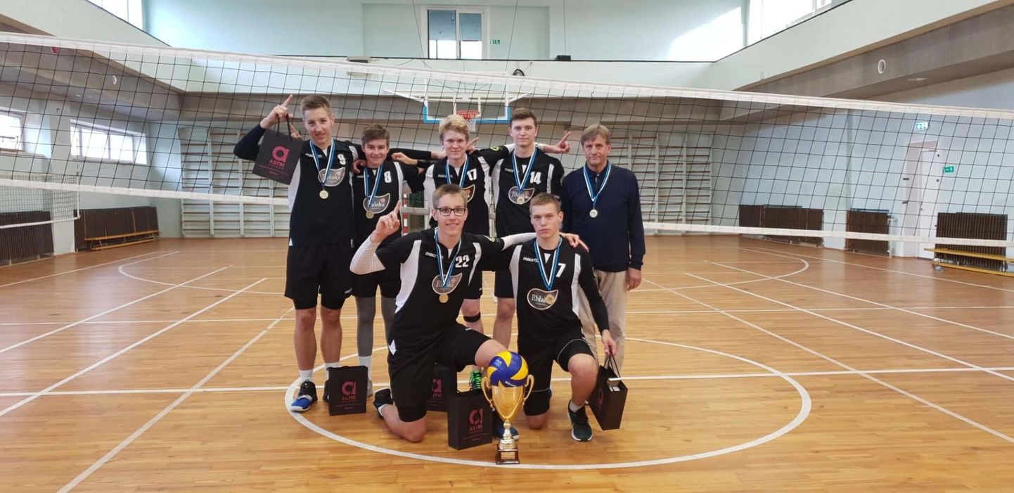 Rakvere spordikooli noormehed võitsid Narvas esikoha.