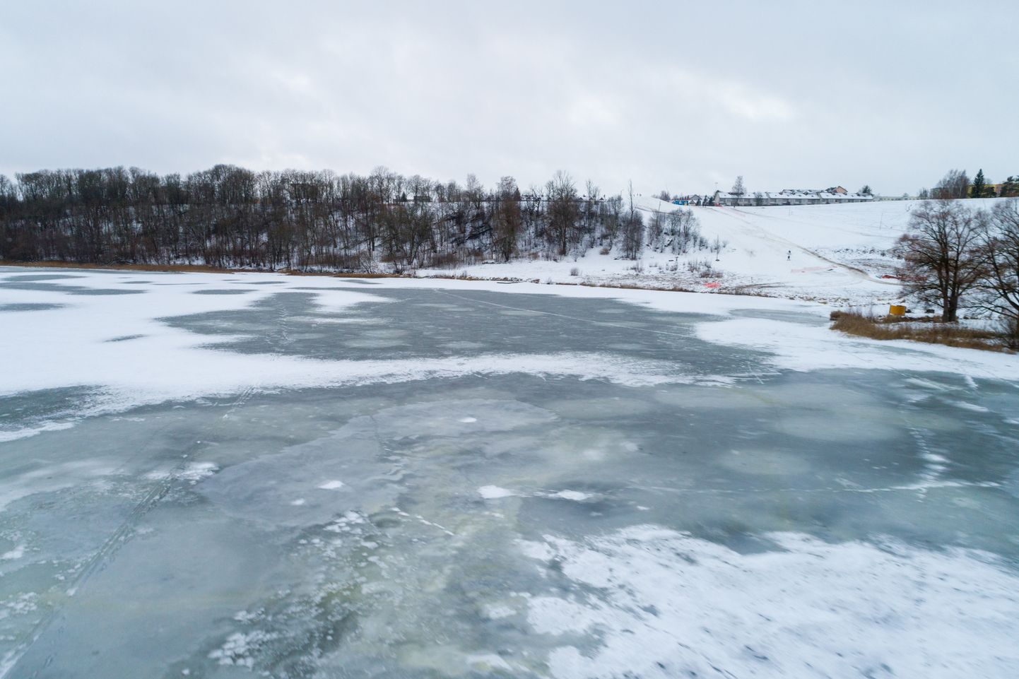 VILJANDI, EESTI,26DET18
Viljandi järv talvel. Uisuraja tegijate ATV vajus läbi jää. 
ELMO RIIG/Sakala.