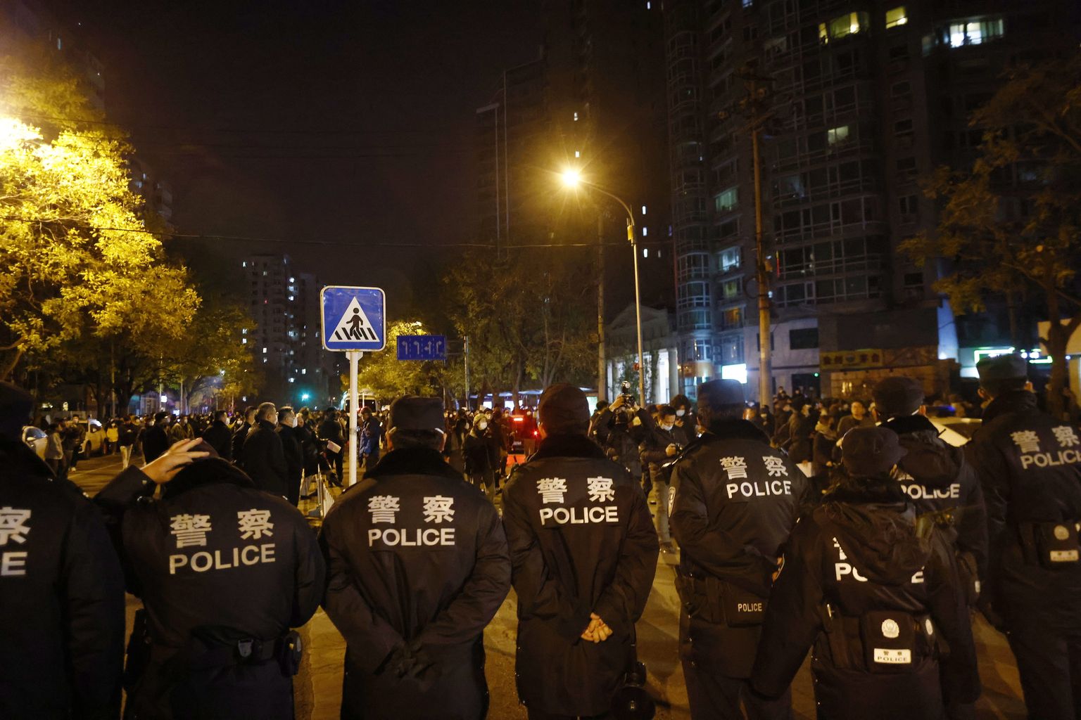 Hiina politsei blokeerib teed meeleavaldusel Pekingis 27. november 2022.