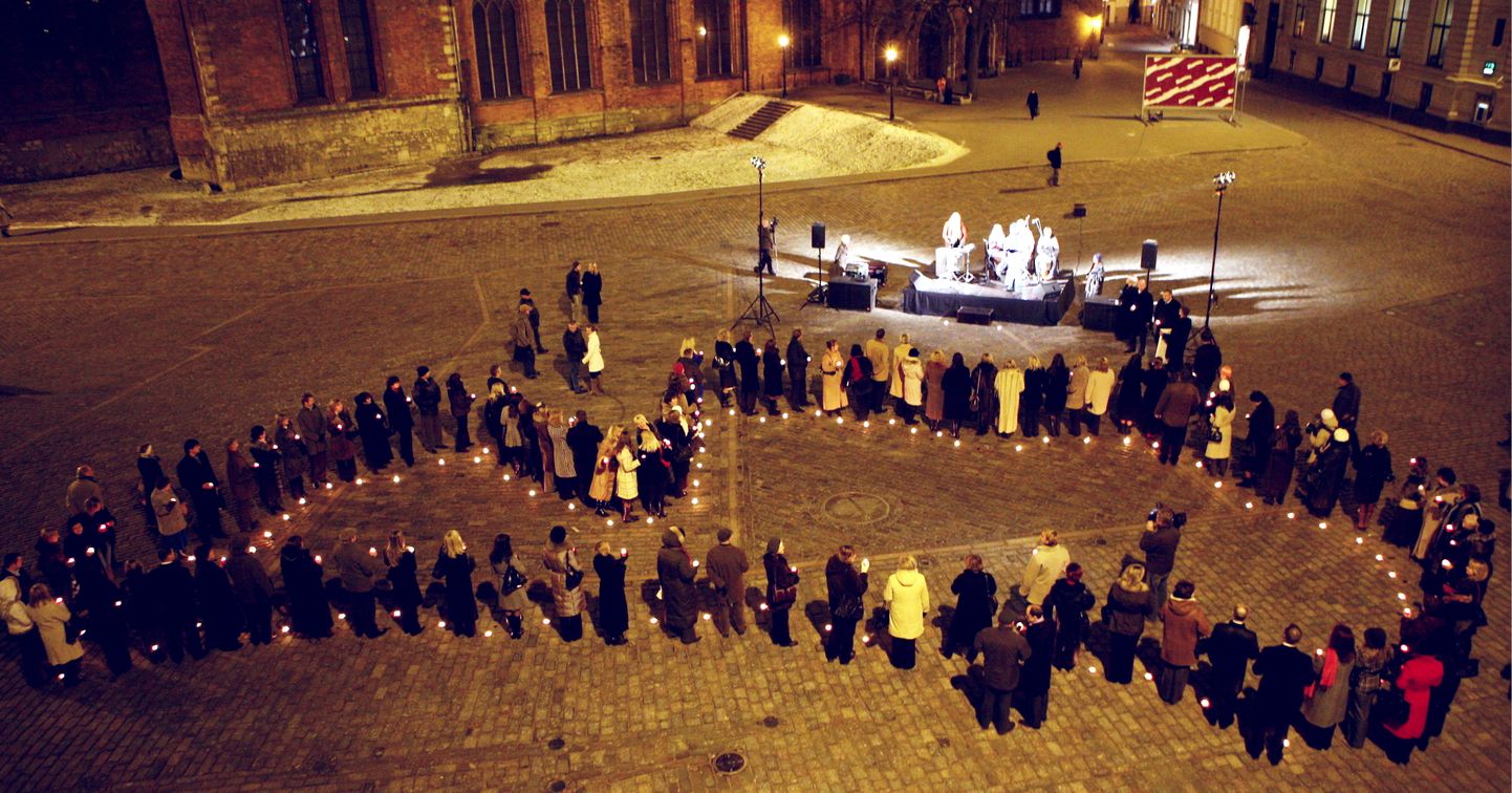 No sveču liesmām izgaismotā un cilvēku stāviem veidotā Latvijas Valsts kartes kontūra Doma laukumā gaidāmajos Valsts svētkos.