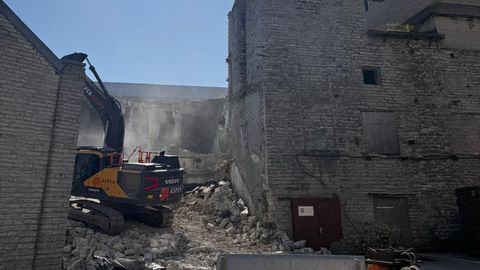 Ajaloolises Fahle linnakus lammutatakse vana tööstushoone, et rajab parkla