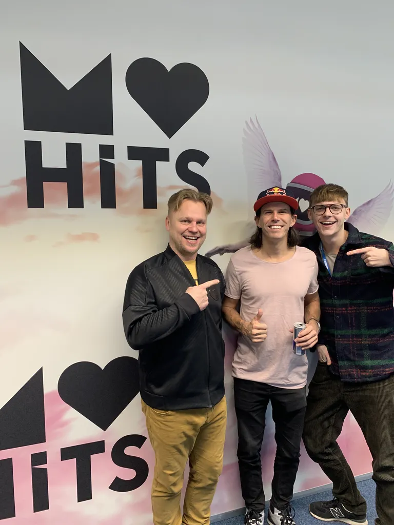 MyHits saatejuhid Indrek Vaheoja ja Jüri Pootsmann ning BMX-rattur Daniel Dhers (keskel).