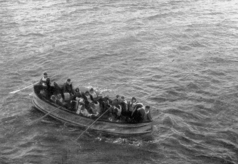 Titanicu üks päästepaatidest, mida pildistati Carpathia pardalt