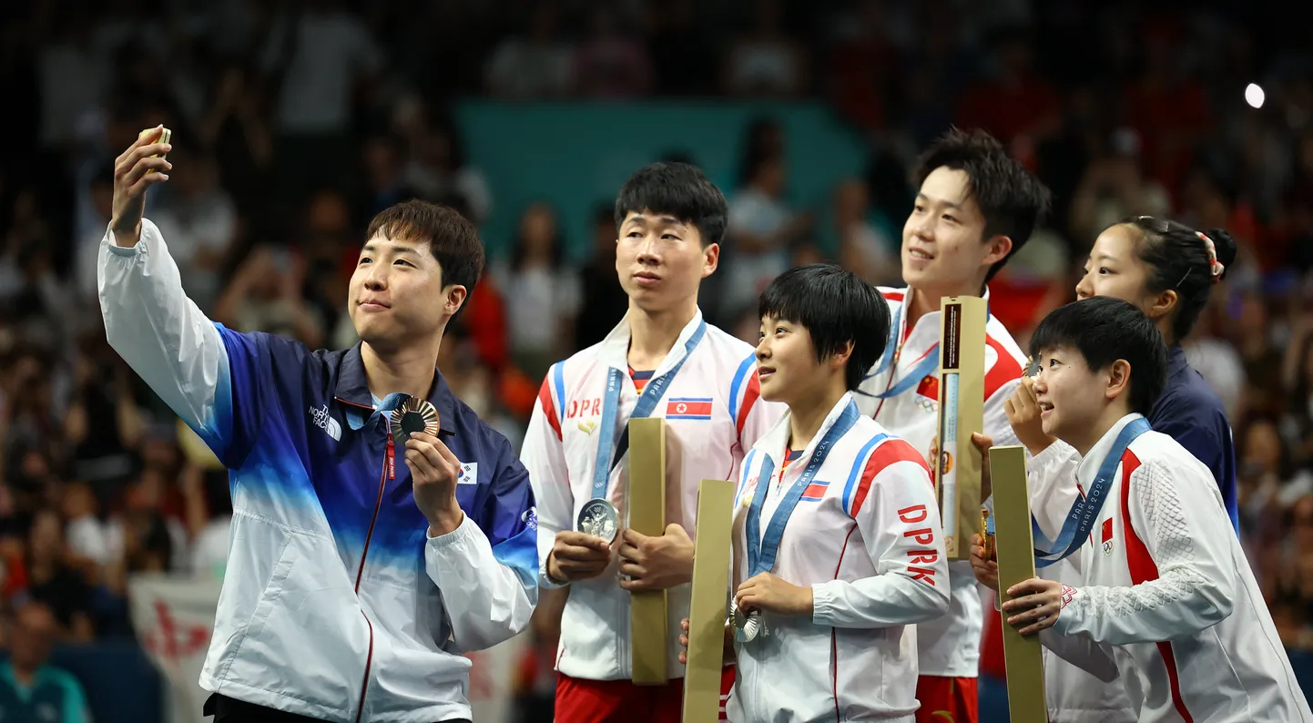 Põhja-Korea lauatennisistid Jong Sik Ri (vasakult teine) ja Kum Yong Kim (vasakult kolmas).