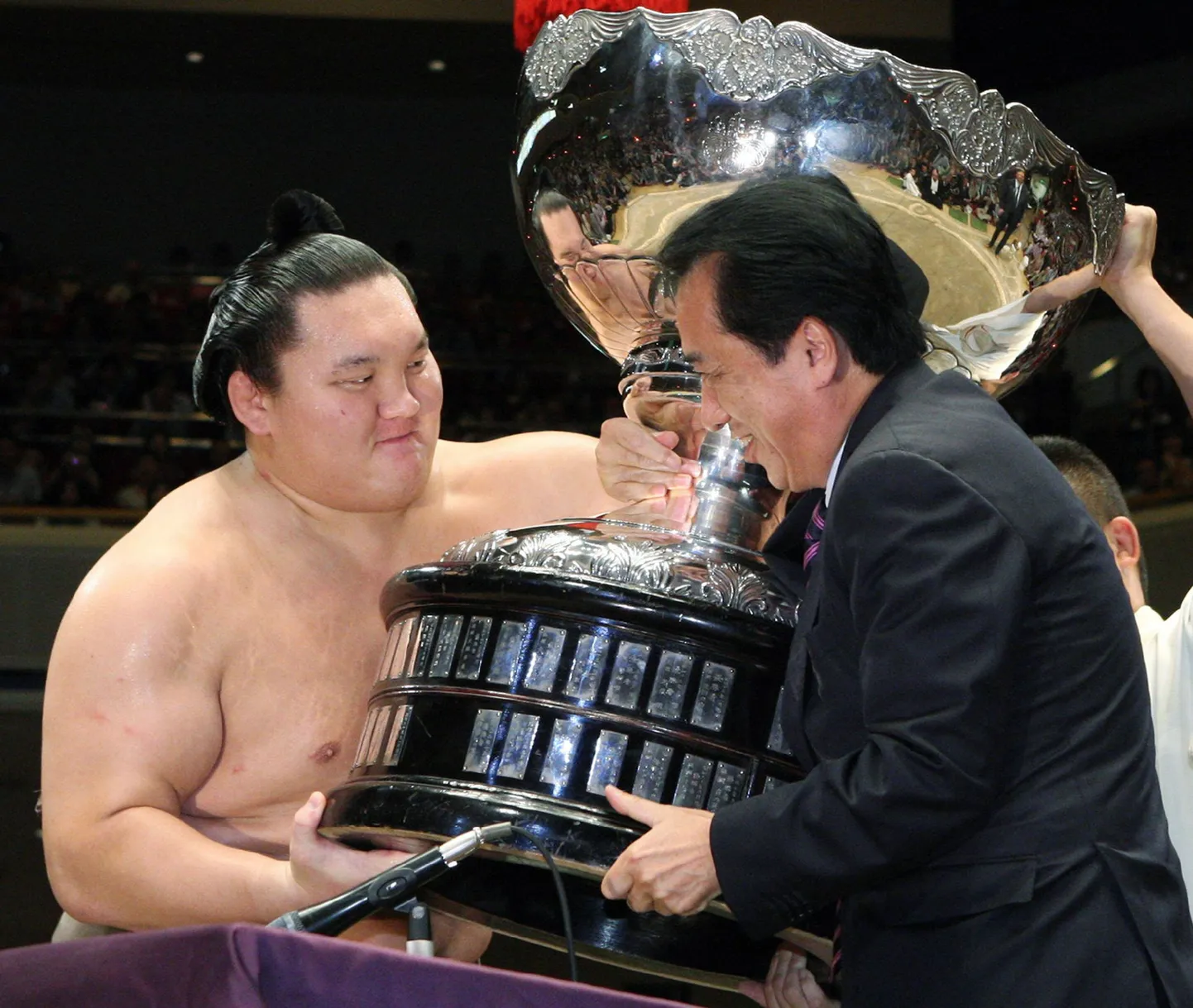 Hakuho (vasakul).