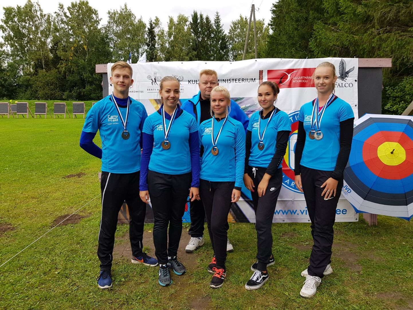 Pildil medalistid koos treener Raul Kiviloga. Vasakult Märt Oona, Emily Hõim, Karoli Luige, Keiti Šuman ja Alexandra Põllumäe.