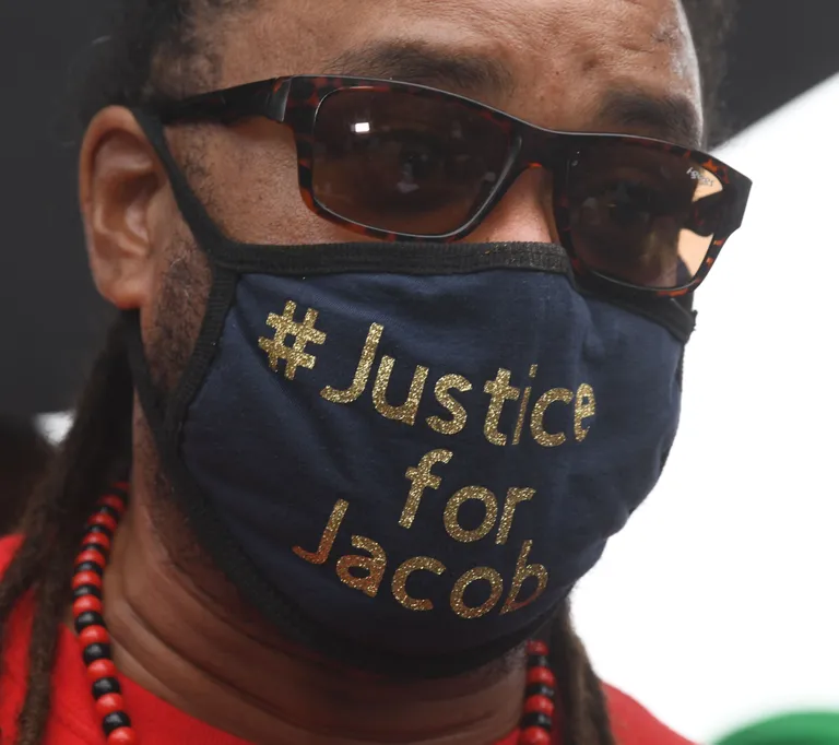 Wisconsinis Kenoshas toimunud meeleavaldusel kandis protestija näomaski, millel on tekst: õiglust Jacob Blake'ile. Blake jäi politseitulistamise tõttu halvatuks