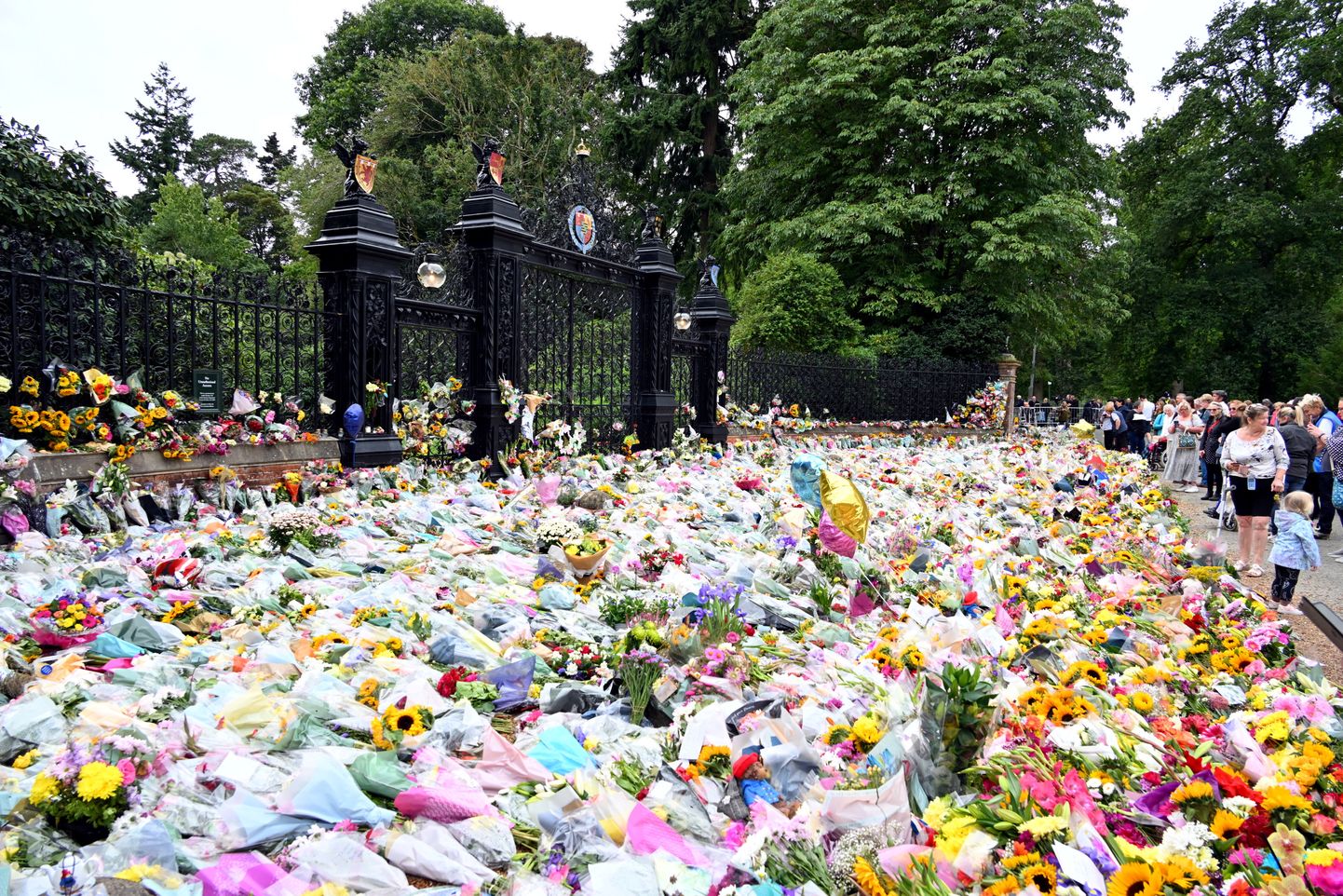 Lahkunud kuninganna Elizabeth II mälestuseks jäetud lilled Sandringhamis, Suurbritannias.