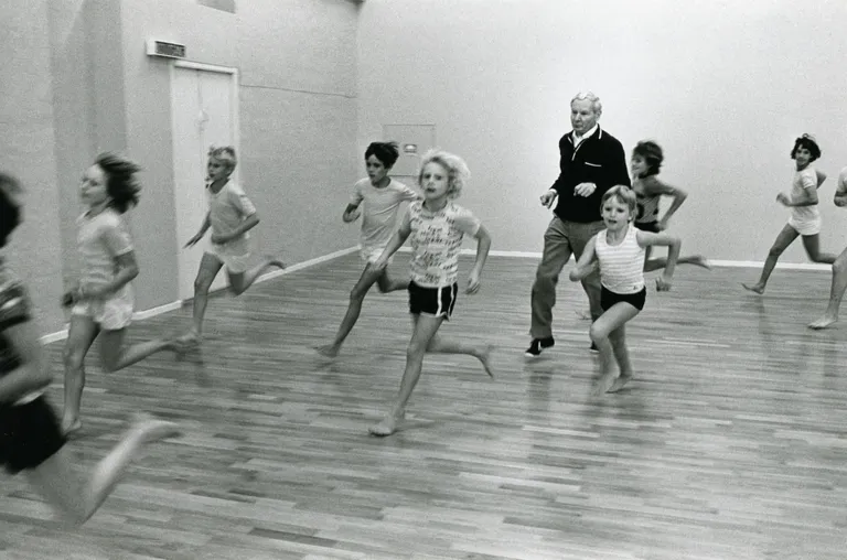 Ernst Idla on öelnud: «Tänapäeva õpetaja peab olema liikumisaktiivsuse ärataja. Ta saavutab oma kasvatusliku resultaadi siis, kui liikumise käskleja asemel astub diskreetne liikumisaktiivsuse suunaja ja kujundaja.» Pildil annab 78-aastane Idla Stockholmis noortele tundi (1979).