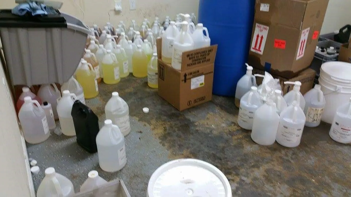 Illegaalselt müüdavate e-vedelike valmistamise ja hoiustamise ruumid USA-s. http://www.vapor-news.com/2016/04/07/vapings-dirty-little-secret/