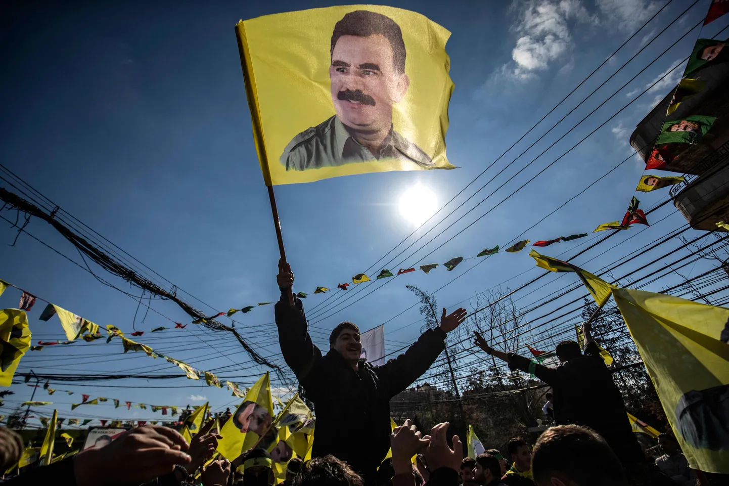 Meeleavaldaja lehvitamas Kurdi Töölispartei PKK asujata Abdullah Öcalani, kes on 1999. aastast vangis, näoga lippu Kirde-Süürias Qamishli linnas 15. veebruaril 2025. aastal.