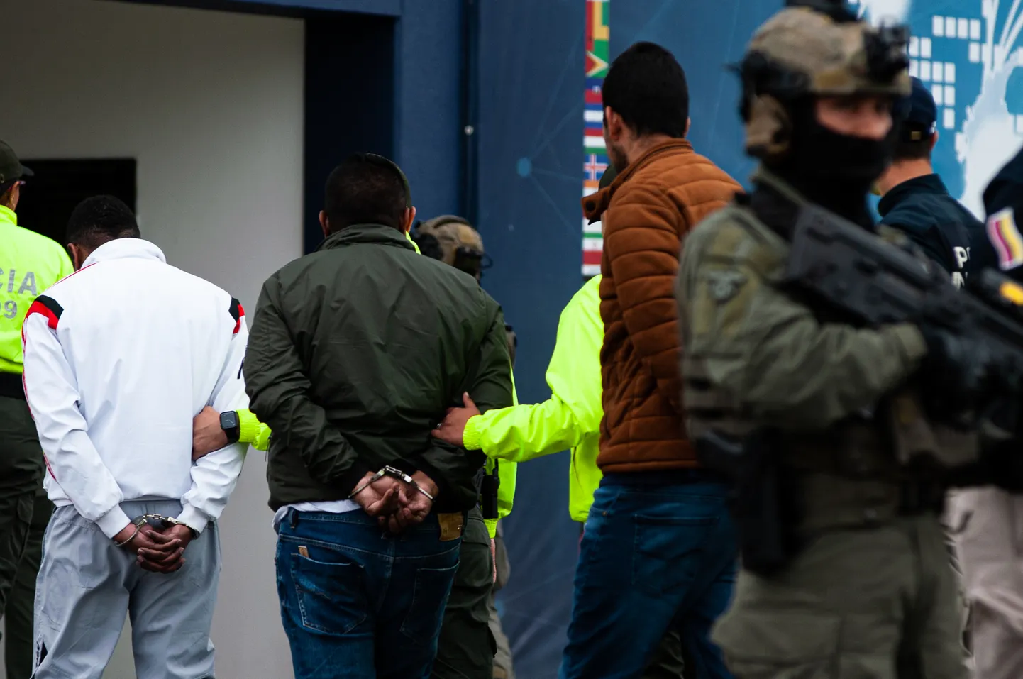 Colombia politsei narkooperatsioonis kinni võetud isikud toimetati Interpoli kohalikku peakorterisse.