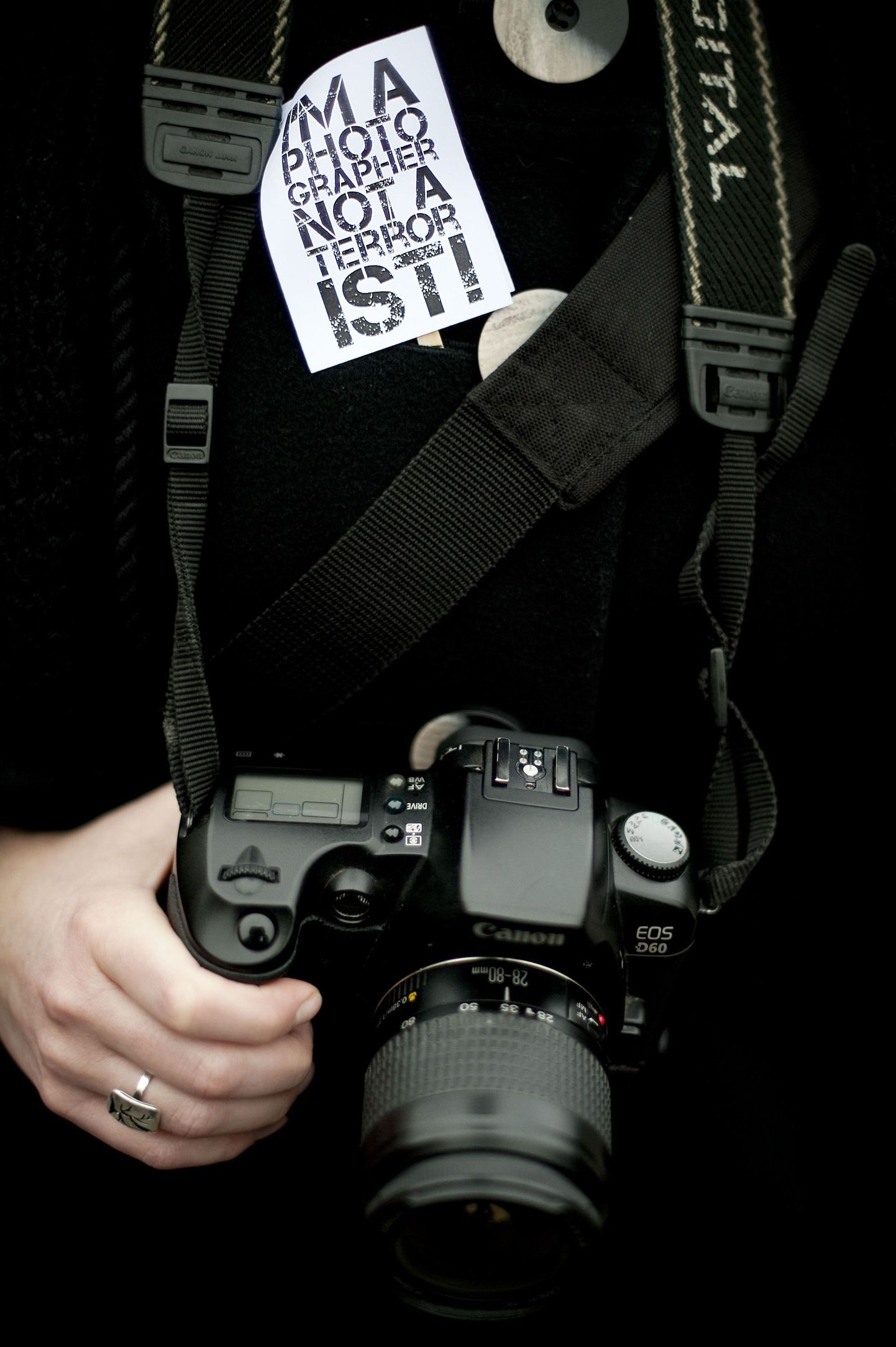 Meeleavaldusel kanti silte «Ma olen fotograaf, mitte terrorist!»