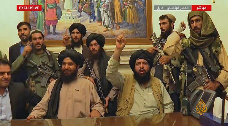 Talibani võitlejad 15. augustil Kabulis Afganistani presidendipalees, olles selle äsja vallutanud. Vaatlejate hinnangul sümboliseerib pilt Talibani võitu nii NATO, USA kui Afganistani valitsuse üle.