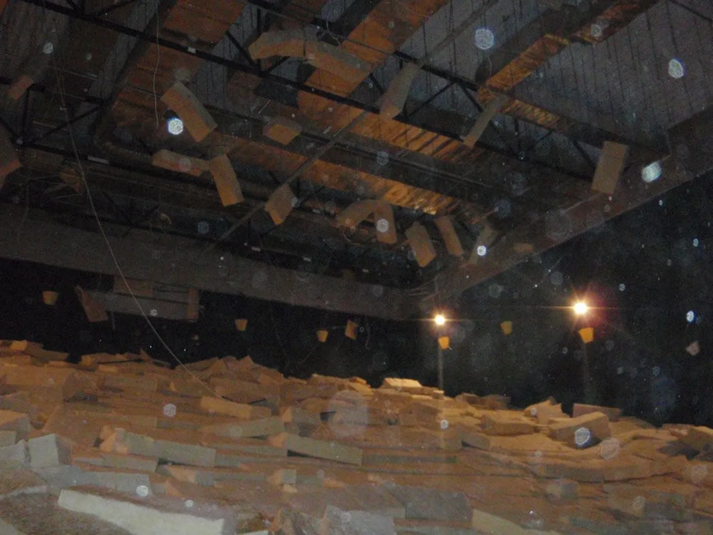 Tänaseks on Cinamoni kinosaalis alla kukkunud lae jäänused ära koristatud ning tehakse ettevalmistusi uue paigaldamiseks.