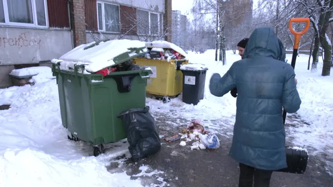 Девка сняла трусики и раздвинула ножки