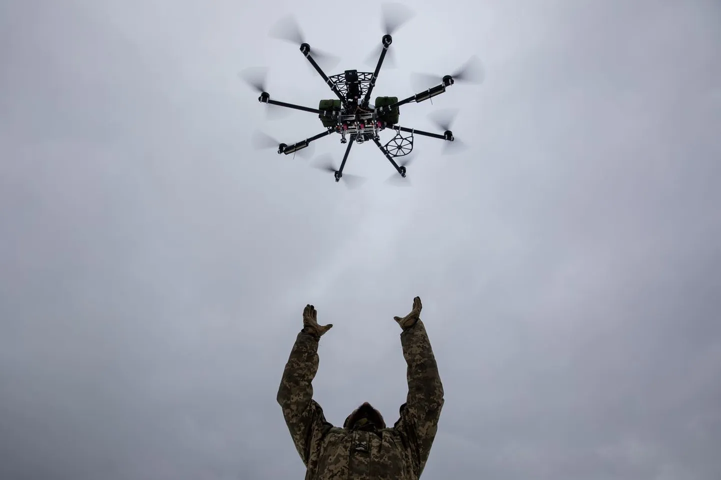 Ukraina sõdur ISR Defence'i toodetud R-18 drooni püüdmas.