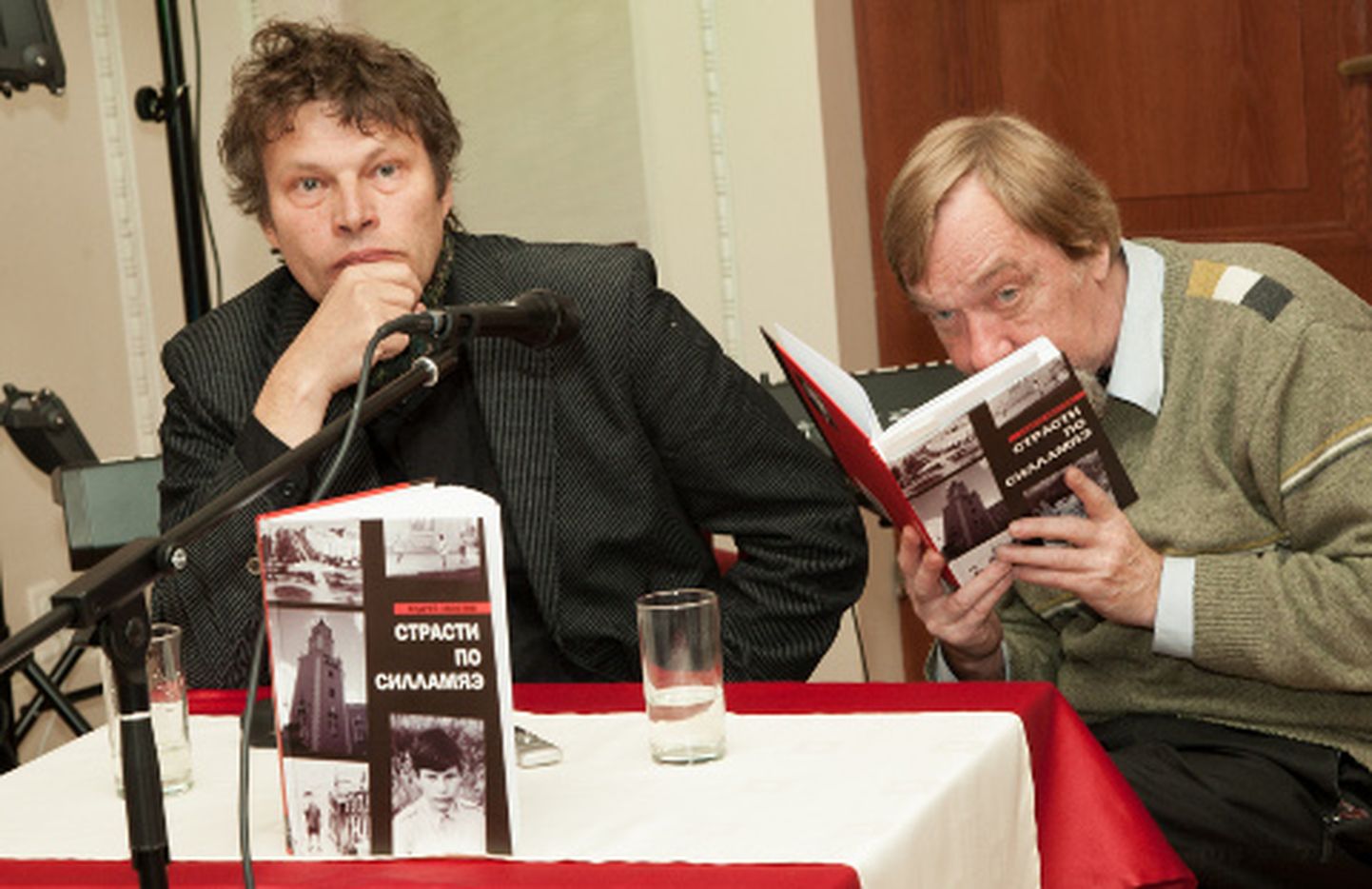 Sillamjaeski Vestniku ajakirjaniku Nikolai Klotškovi (paremal) avalik intervjuu Andrei Hvostoviga näitas, et see pole kirjastaja väljamõeldis, et venelaste seas peetakse "Sillamäe passiooni" skandaalseks raamatuks.
