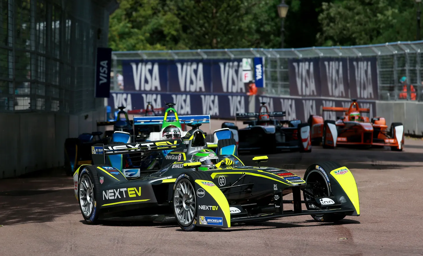 Nelson Piquet Jr. (esiplaanil) võitis elektrivormelite sarja põneval avahooajal tiitli vaid ühepunktise vahega Sebastien Buemi ees.