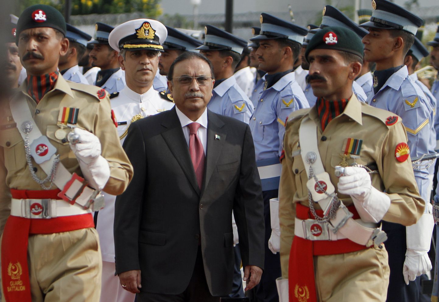 Asif Ali Zardari (keskel).