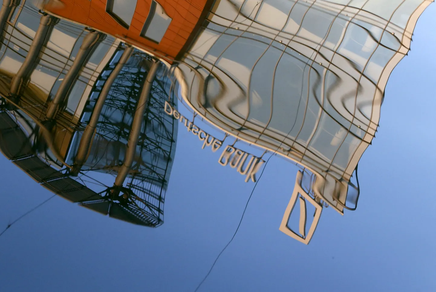 Deutsche Banki logo peegeldumas Moskva jõest 14. septembril 2015.
