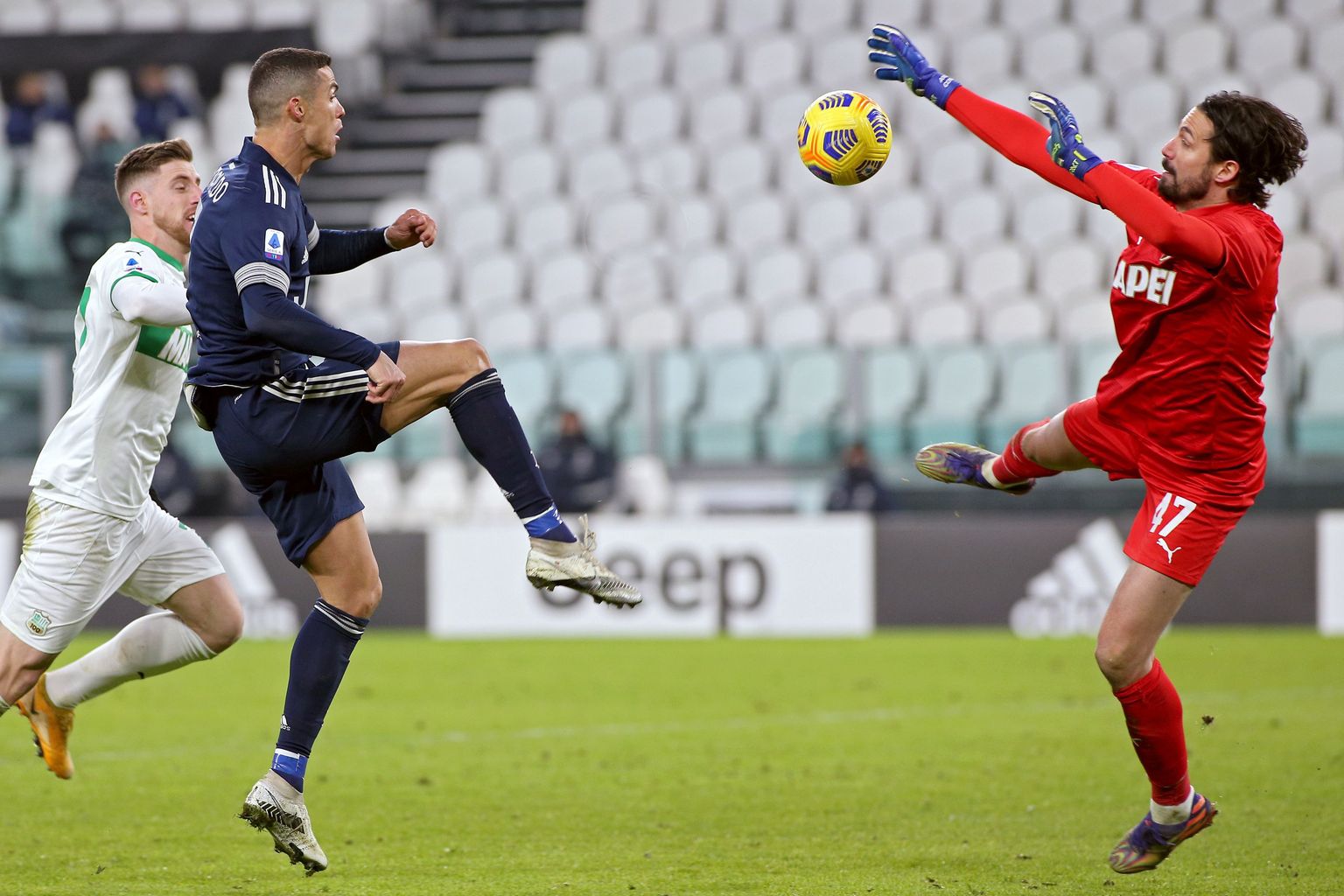 Cristiano Ronaldo (sinises) ründamas Sassuolo väravat.