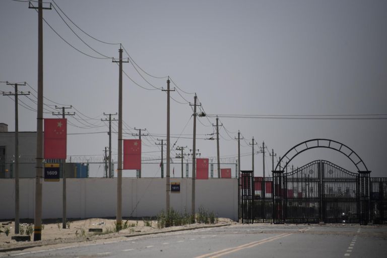 Vaade Hotani ümberõppelaagri väravale Xinjiangi provintsis. 