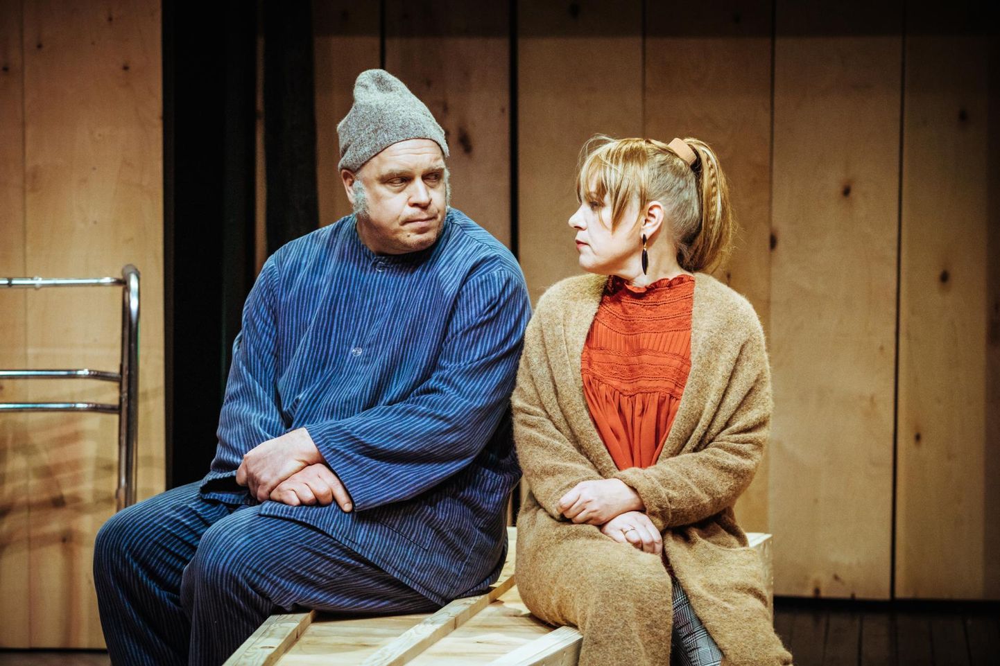 Rakver teatri südamlik soome komöödia "Kõike head, vana toriseja". Pildil Tarvo Sõmer ja Liisa Aibel.