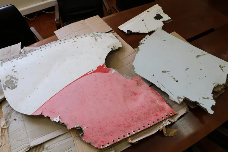 Mosambiigi rannalt leitud lennukiosad, mis arvatakse pärinevat Malaisia kadunud lennukist Boeing 777