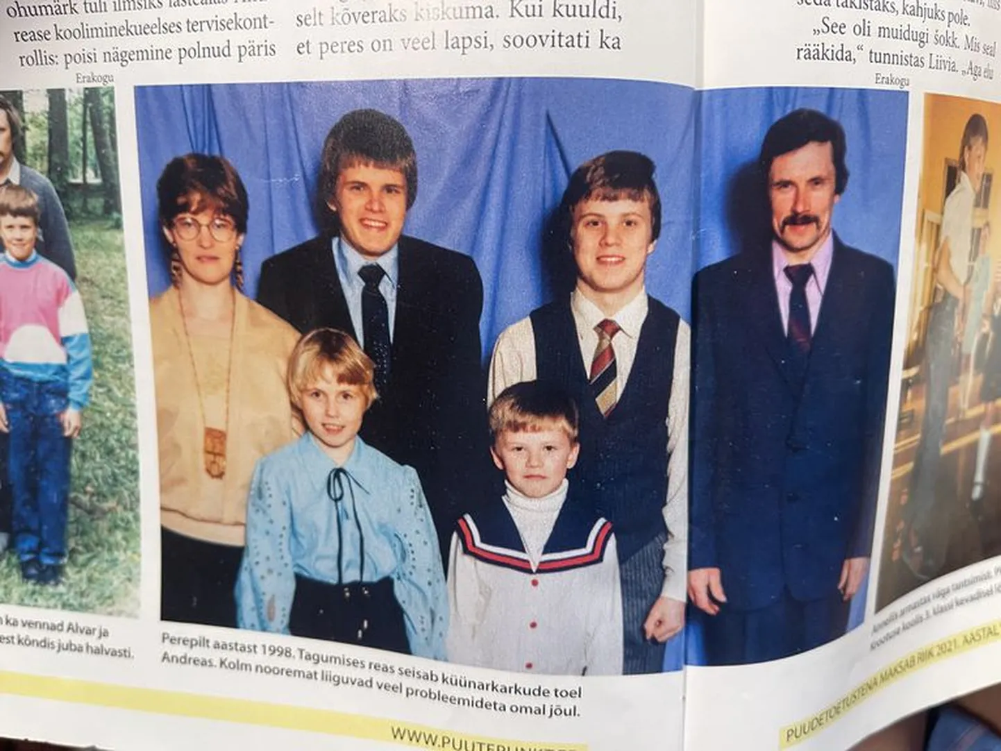 Фото сделано в 1998 году, когда все четыре сына еще были живы, трое на тот момент еще двигались самостоятельно и без проблем, старший Андреас на фото использует локтевые костыли.