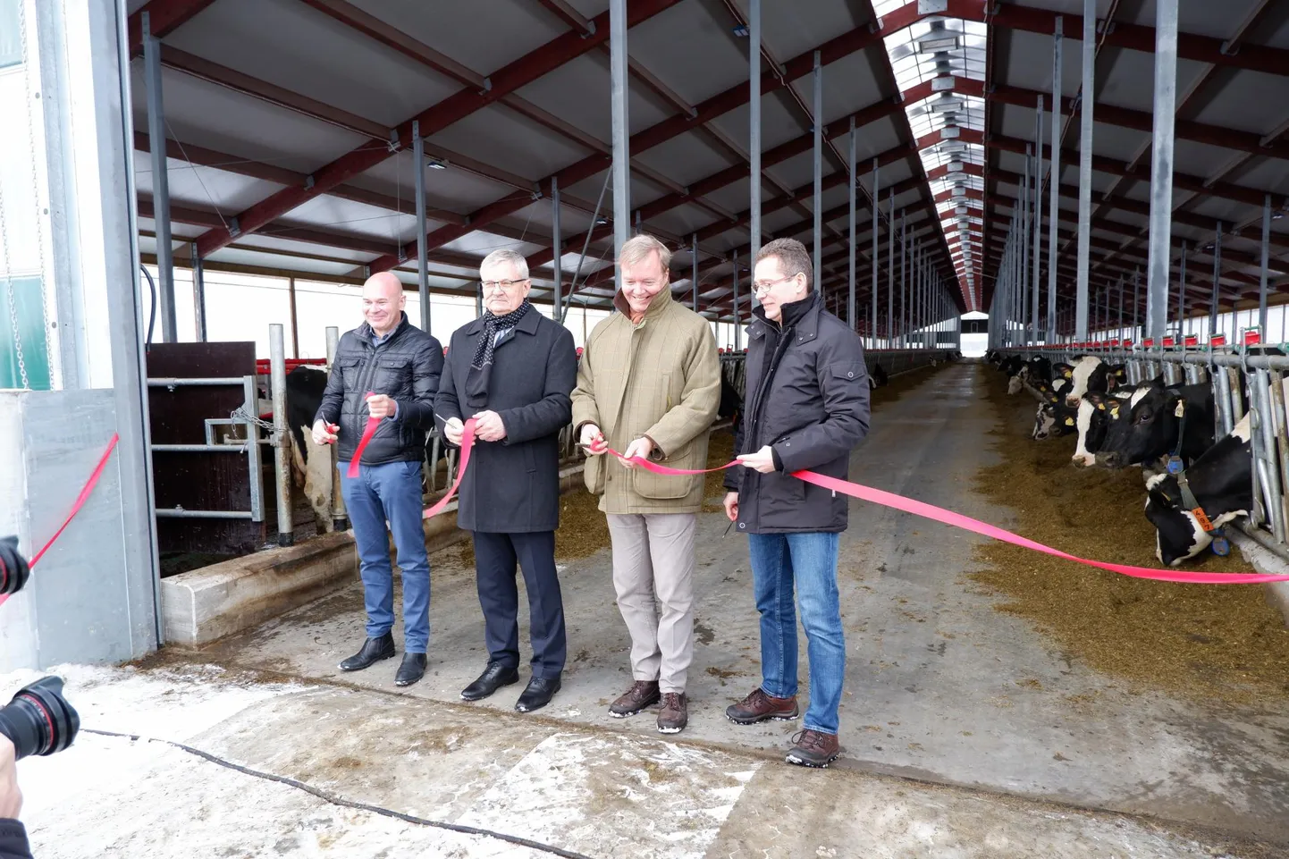 Kaiu LT uue piimafarmi lindi lõikasid läbi Trigon Dairy Farming Estonia suurim osanik Peter Ingman, maaeluminister Tarmo Tamm, Trigon Dairy Farming Estonia nõukogu esimees Joakim Helenius ja tegevjuht Margus Muld.