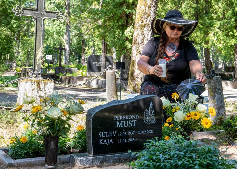 Lesest vanaproua asetamas küünalt lahkunud abikaasa kalmule, kust varsti pildil olev hauatähiski vastu tema tahtmist eemaldatakse.