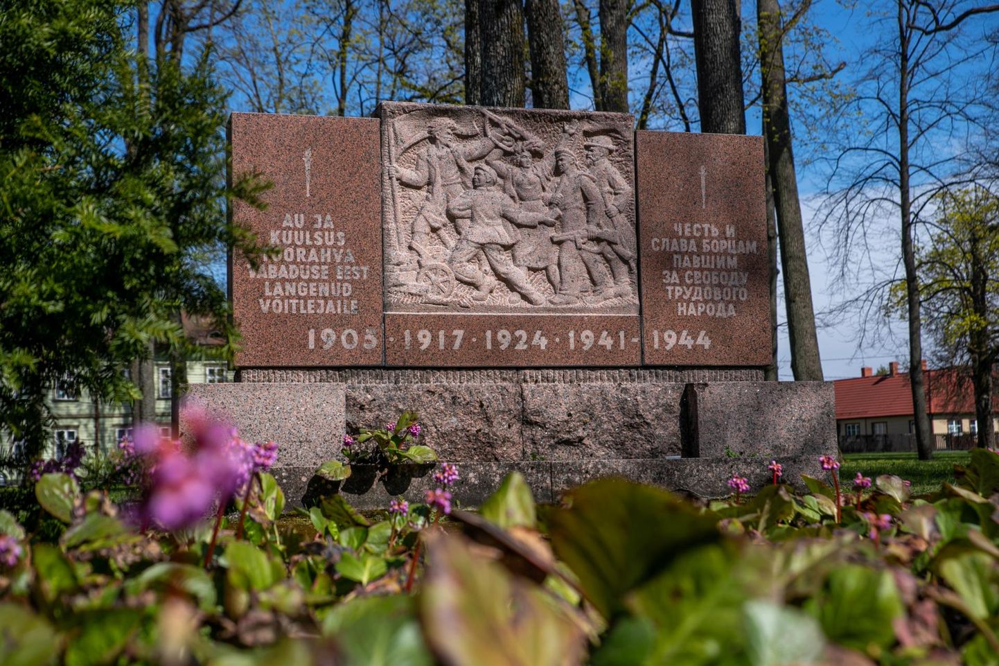 Pärnu Vanapargi monument paigutati väidetavale matmispaigale aastal 1958 ja tegemist on skulptor Juhan Raudsepa tööga.