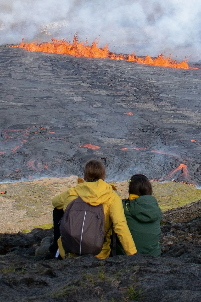 Turistid vulkaani uudistamas.