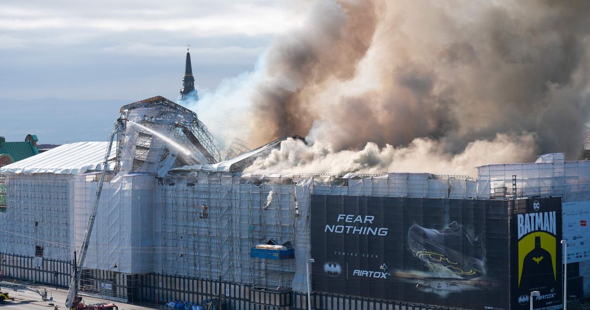 Videoclipuri cu focul iadului ⟩ Prăbușirea turnului cu coadă de dragon la bursa istorică din Copenhaga din cauza incendiului