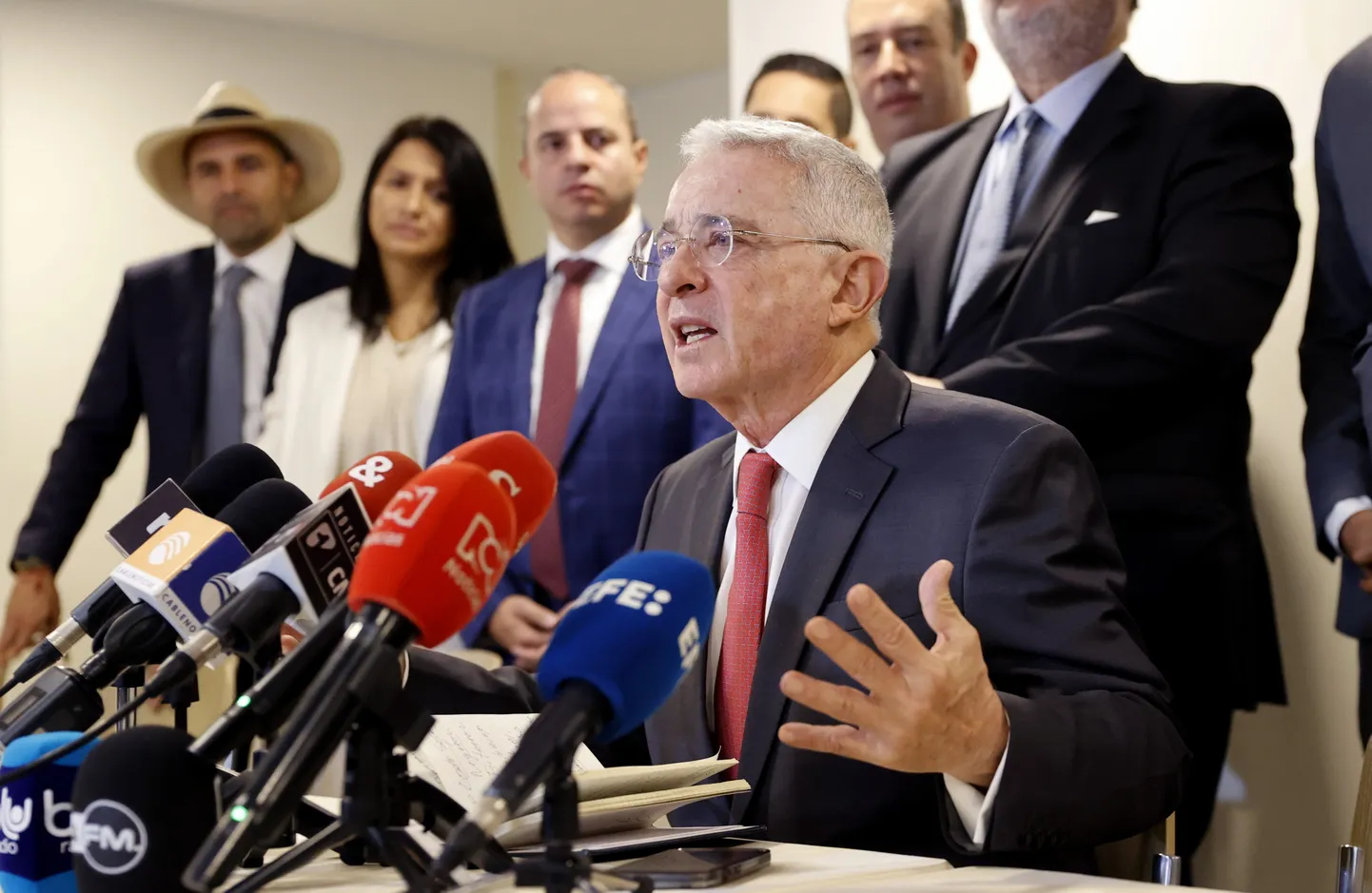 Colombia endine president Álvaro Uribe aprillis pealinnas Bogotás pressikonverentsil, kus ta rääkis tema vastu algatatud kohtuasjast pärast kohtumist Ameerikatevahelise Inimõiguskomisjoniga (IACHR).