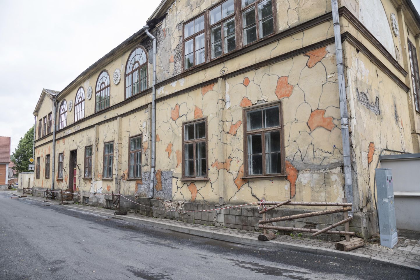 Vana koolimaja on sel sajandil kasutatud näitusesaali, laadaplatsi ja arhitektuuribüroo tööruumina, aga enamasti on see seisnud tühjana ja lagunenud.
